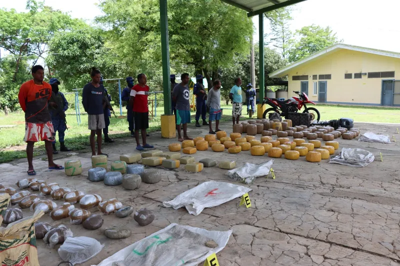 Operativo del Ejército deja 6 detenidos y la incautación 117 bultos de marihuana en el Caribe Sur