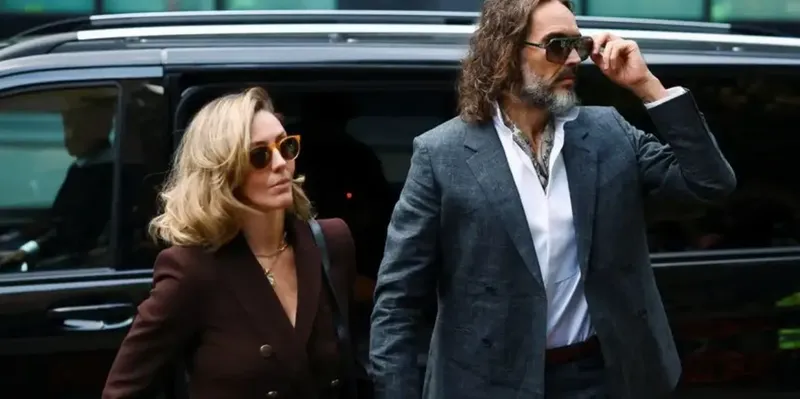 Mientras 6 mujeres lo denuncian, la esposa de Russell Brand lo llama “maravilloso”