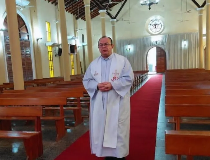 Botellas de vino y menor en conmoción: Sacerdote detenido por intento de abuso en este país latinoamericano