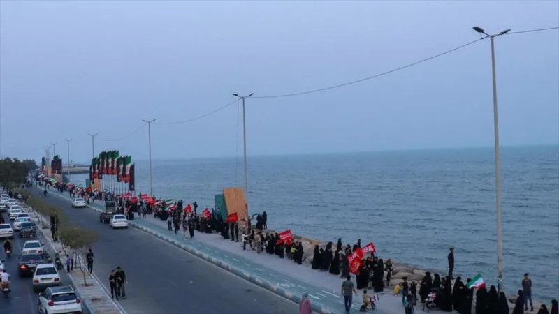 Iraníes forman cadena humana en la costa del Golfo Pérsico