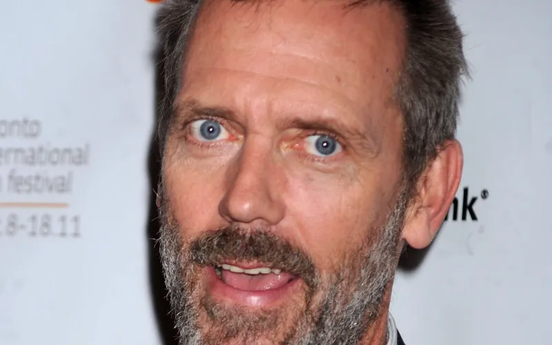 Hugh Laurie recupera el espíritu del Dr. House para responder a una crítica de la serie en redes