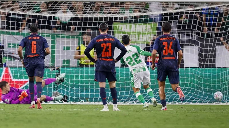 El mediocampista Álvaro Fidalgo volvió a comer madera en la victoria del Betis en la Champions