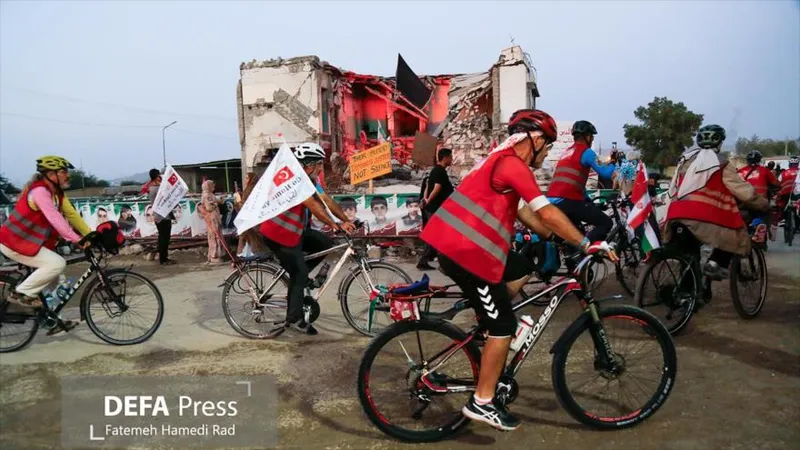 Ciclistas turcos rinden homenaje a escolares martirizados en Minab