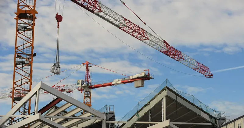 Industria y construcción en Argentina repuntaron en agosto, pero caen frente a 2025