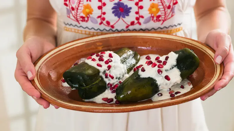 Chiles en nogada: esta la historia detrás del platillo más patriótico de México