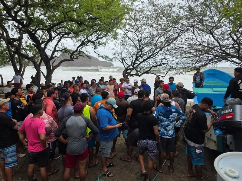 Familia de Tola reciben acompañamiento ante fuerte oleaje