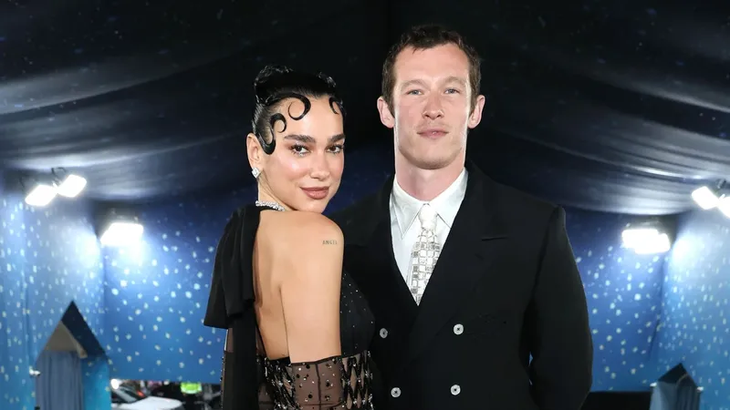 Dua Lipa y Callum Turner: así ha sido su discreta boda por el civil en el Ayuntamiento de Londres