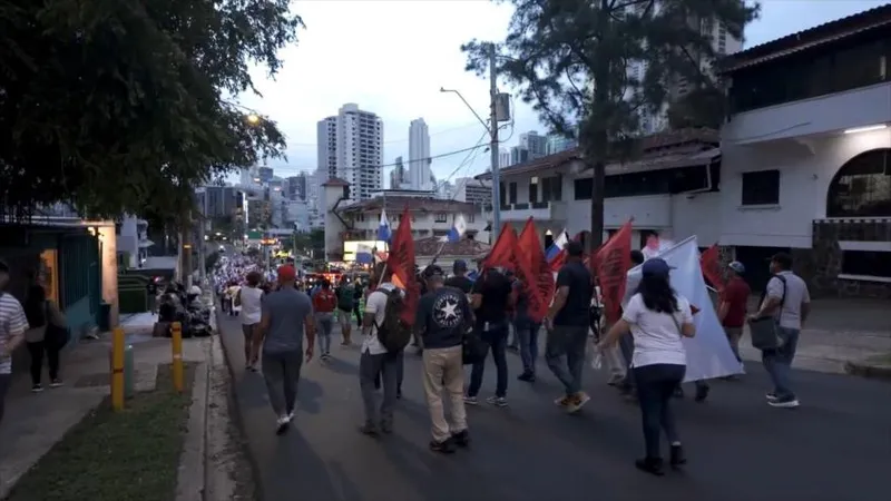 Panameños marchan contra la reactivación minera y el “mal gobierno”