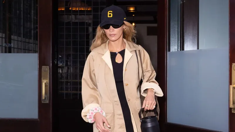 Bella Hadid nos confirma el inesperado protagonismo de las calcetas altas