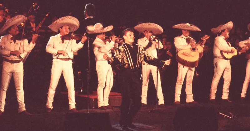 Juan Gabriel vuelve al cine tras 10 años de su muerte con material inédito de su histórico concierto en Bellas Artes