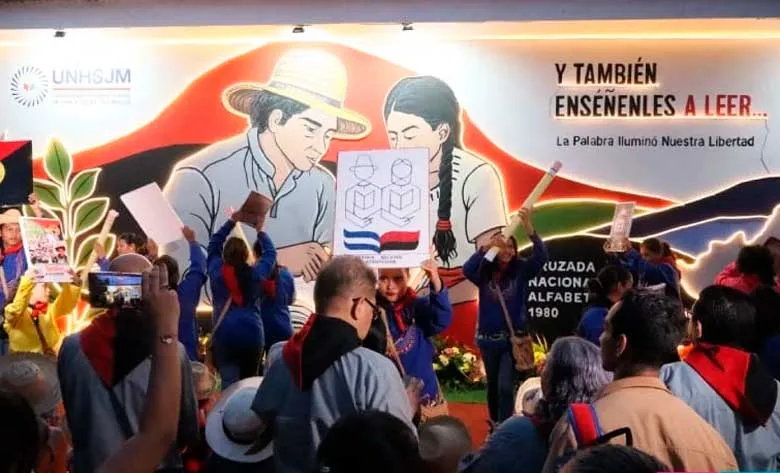 Develan mural lumínico en homenaje al cierre de la CNA hace 46 años