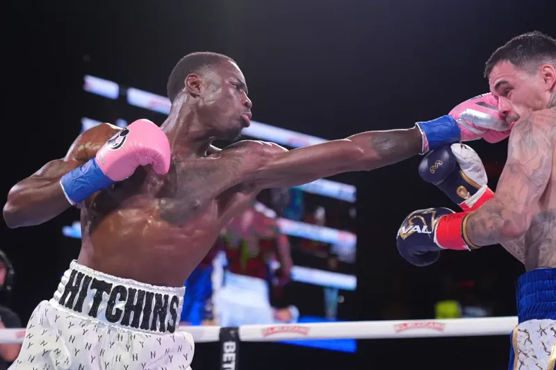 Richardson Hitchins se retracta de su arremetida en contra del Canelo Álvarez