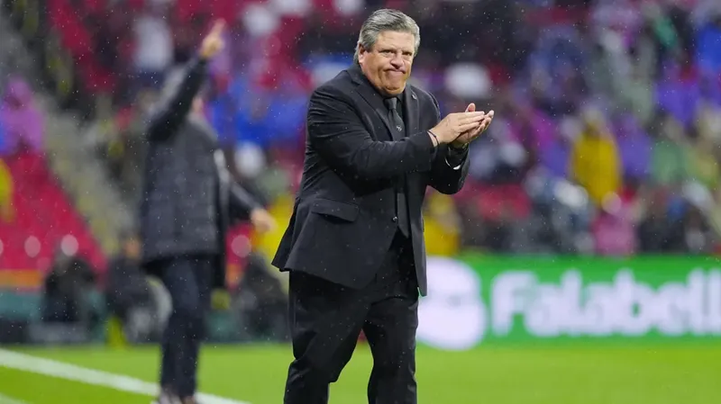 A Miguel Herrera lo traiciona de nuevo el hígado con duelo verbal con aficionado