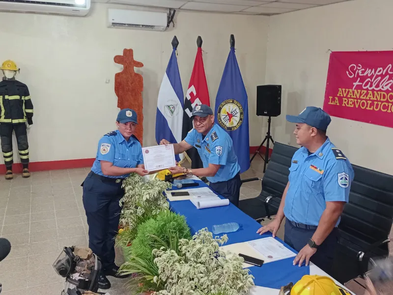 Bomberos se certifican en el uso y mantenimiento de equipos de respiración