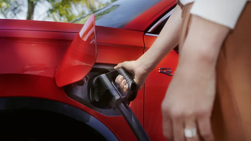 1.800.000 coches enchufables en un mes: Europa gana a China y lidera el crecimiento de ventas en todo el mundo