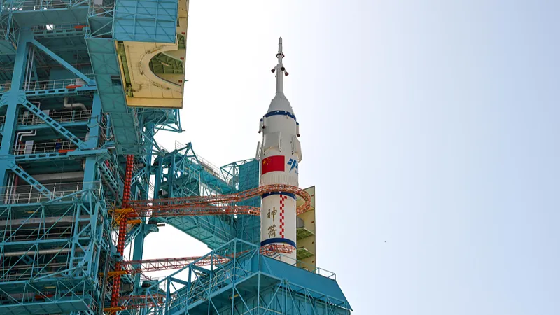Dos astronautas pakistaníes se entrenan en China con sus homólogos chinos