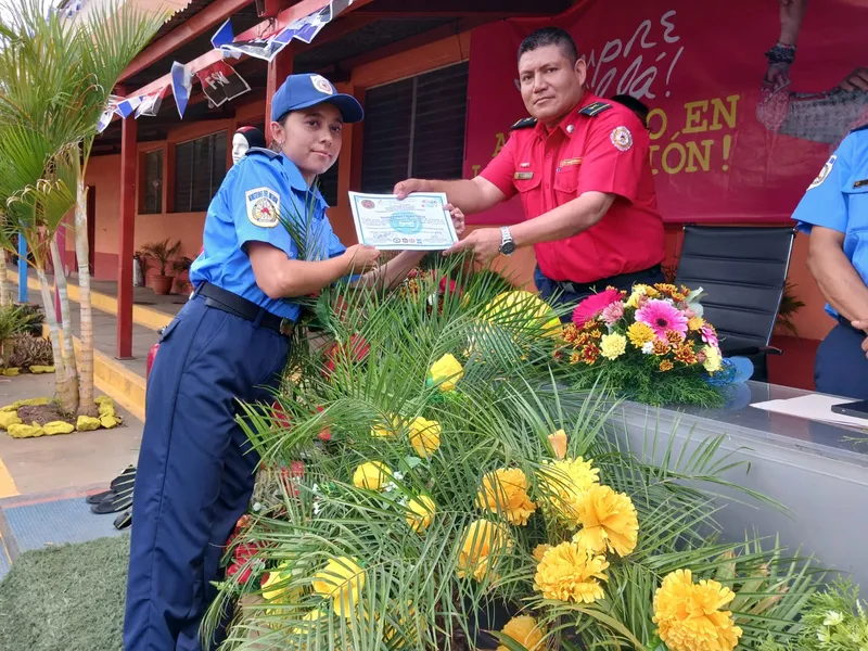 Bomberos Unidos certifican a 100 efectivos en rescate acuático y atención de vehículos eléctricos