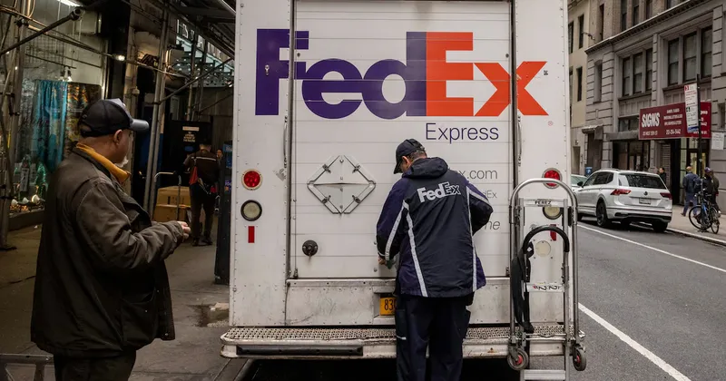 FedEx supera estimaciones de ganancias, pero advierte presión por las políticas comerciales