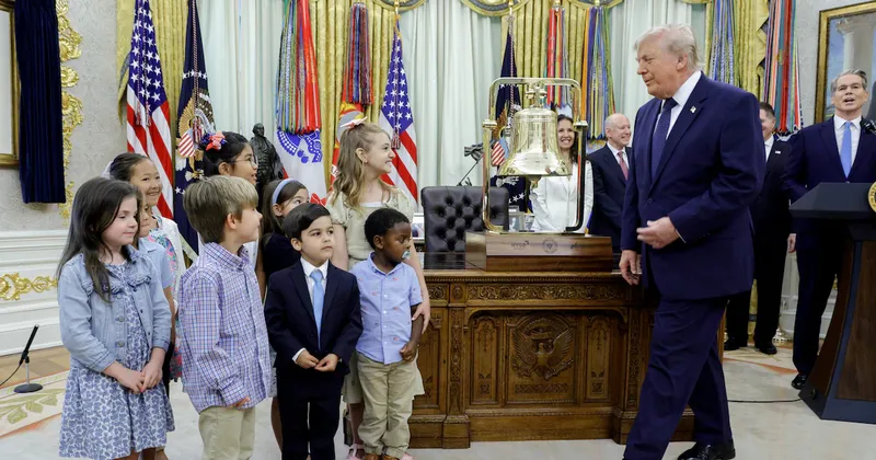 Trump toca la campana de Wall Street desde la Casa Blanca para lanzar cuentas de inversión para niños