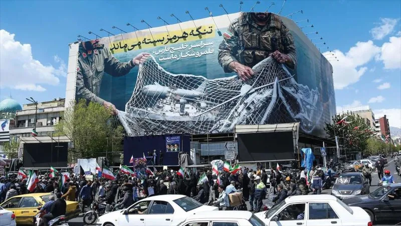 313 000 iraníes marchan en la capital para manifestar disposición a sacrificarse por su país