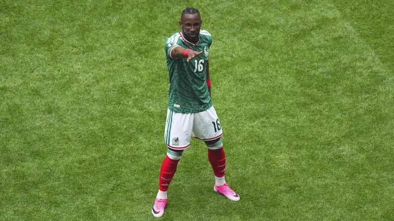 Julián Quiñones es distinguido como MVP del juego contra Sudáfrica y Canelo Álvarez le entrega el trofeo