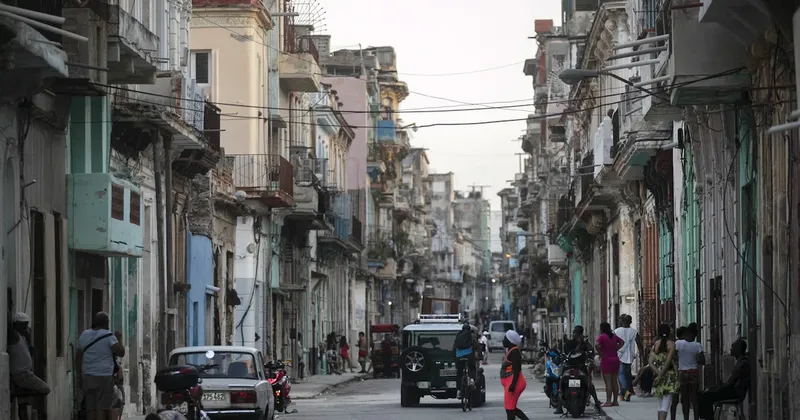 El desplome poblacional de Cuba se agrava: menos nacimientos, más muertes y un éxodo creciente