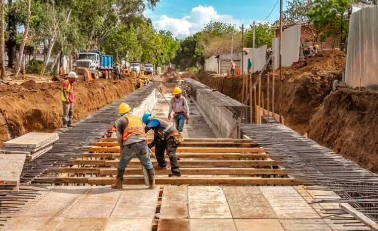 Avanza construcción de Pista de la Insurrección