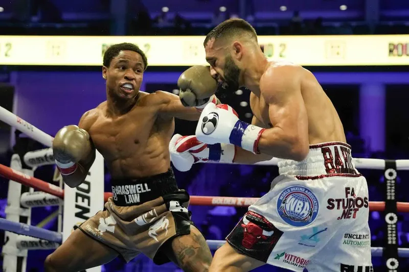 Floyd Schofield conquista su primer título mundial al vencer a Lucas Bahdi