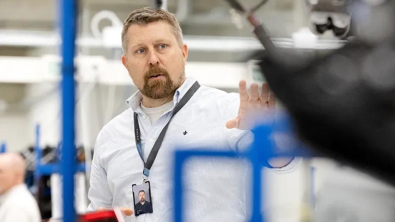 Cobrarte por usar los asientos calefactables: el jefe de Ingeniería de Volvo, Anders Bell, dice que sería “como pegarse un tiro en el pie”