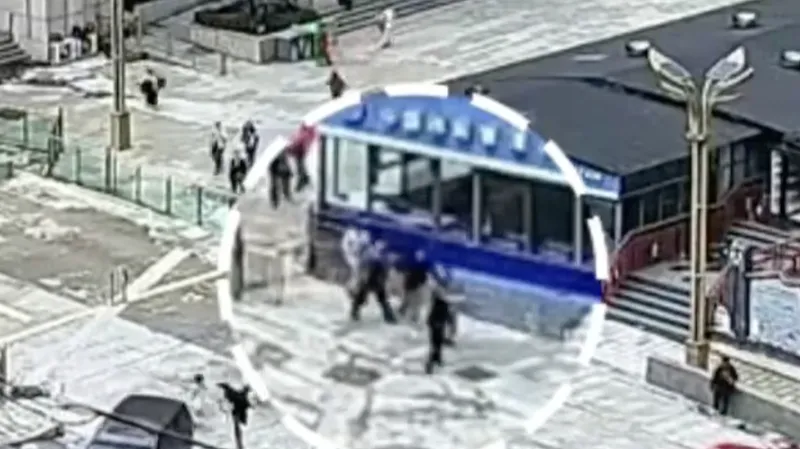 Un agente de policía chino se mantuvo firme para dirigir las evacuaciones antes de que el deslizamiento de tierra golpeara el Puerto de Gyirong