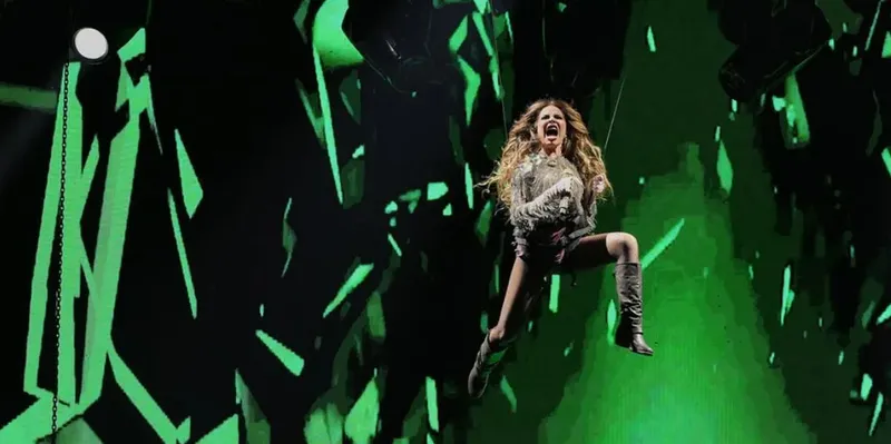 Gloria Trevi cae durante su show y sorprende al público con su reacción