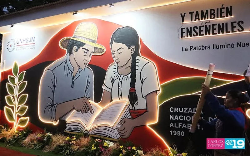 Develan Mural Lumínico 3D en homenaje a la Cruzada Nacional de Alfabetización