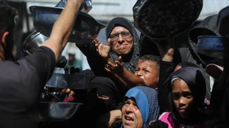 Madres gazatíes hacen fila para conseguir comida en plena crisis alimentaria