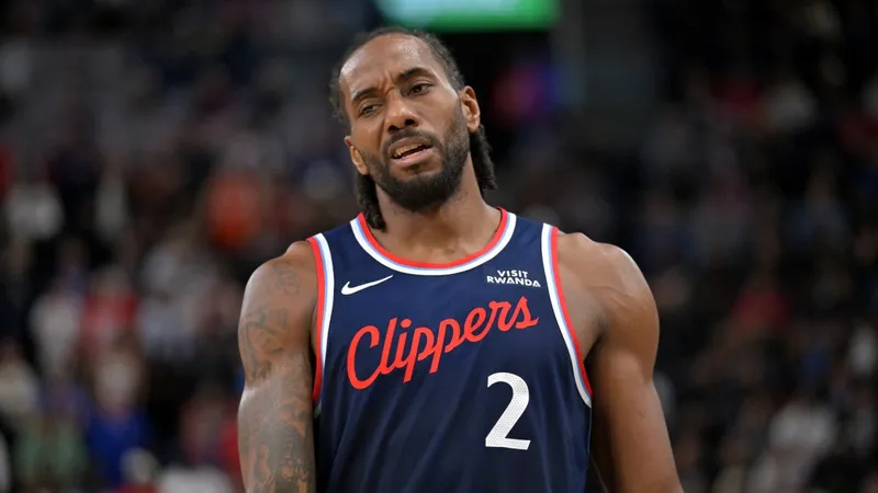 Se empieza a mover el árbol Kawhi Leonard