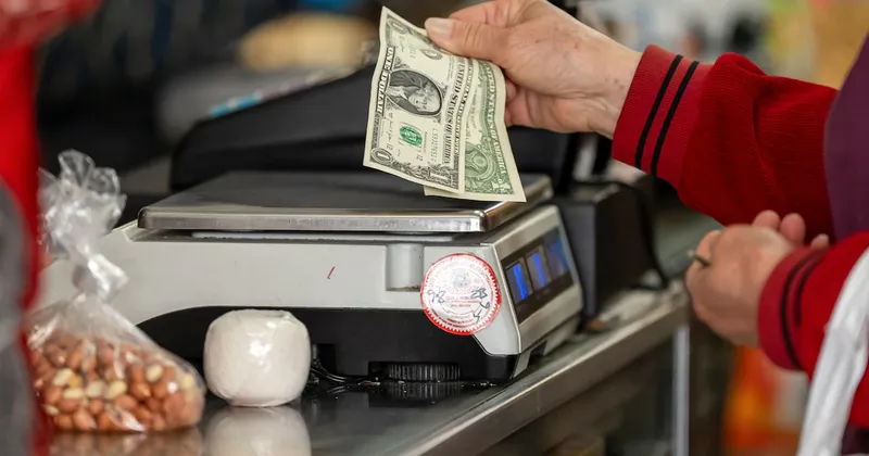 Dólar cae a mínimo de tres meses ante menor expectativa de alzas de tasas de la Fed
