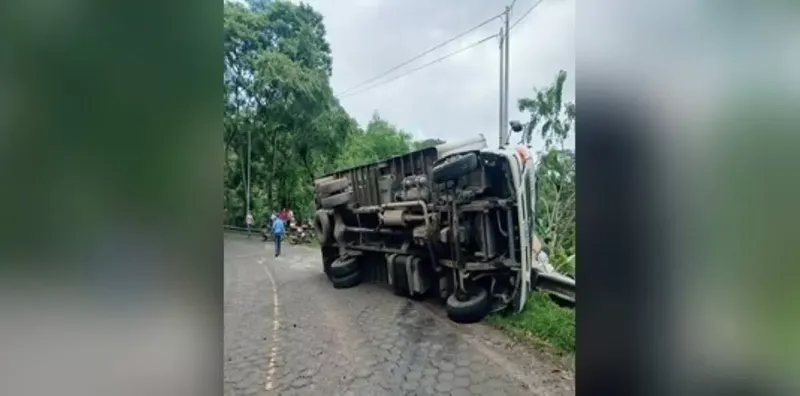 Conductor lesionado tras volcar camión cargado de guaro en Pantasma