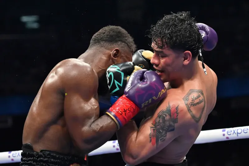 Lester Martínez busca enfrentamiento contra Canelo Álvarez