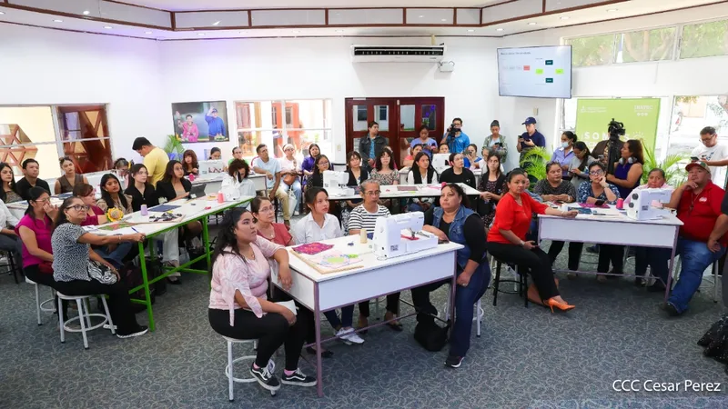 Jovenes participan en clase magistral sobre diseño circular y reciclaje textil con expertos de Nicaragua Diseña