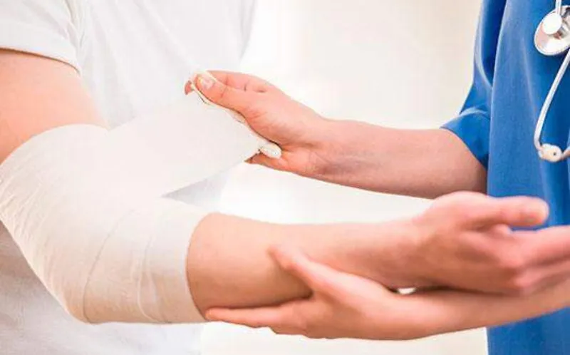 Personal de salud se especializa en el manejo integral de pacientes con quemaduras