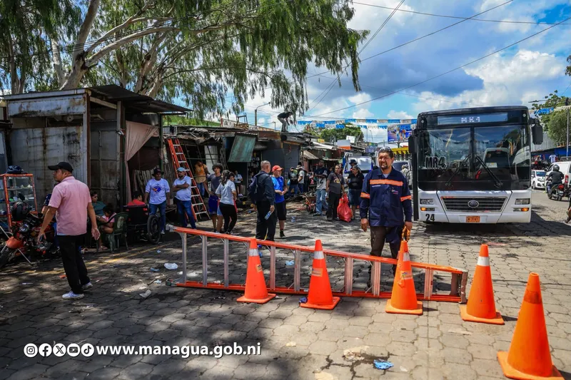 Comerciantes colaboran en el despeje de las vías en el sector del Gancho de Caminos