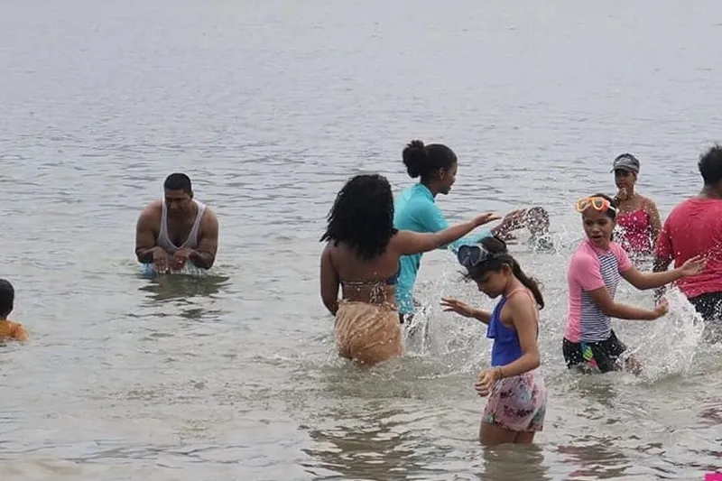 Laguna de Xiloá se llena de visitantes durante el fin de semana