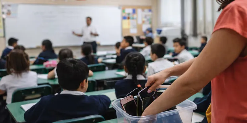 “No más celulares”: México aprueba ley para regular teléfonos en escuelas