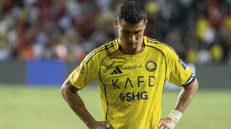Cristiano Ronaldo termina frustrado y se va antes de la premiación tras perder la final de la Champions de Asia