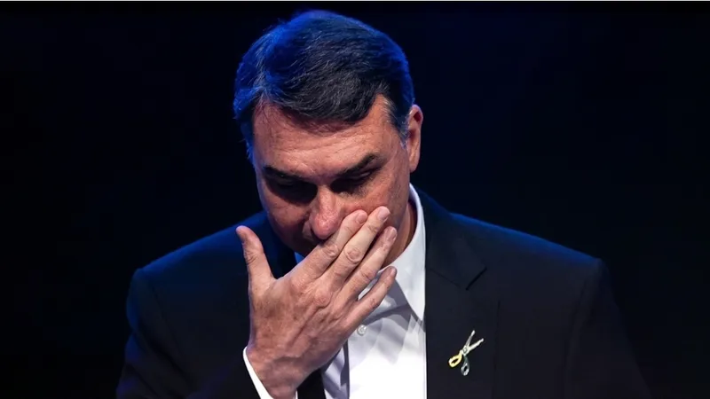 Diputados brasileños piden emitir una alerta roja de Interpol contra Flávio Bolsonaro