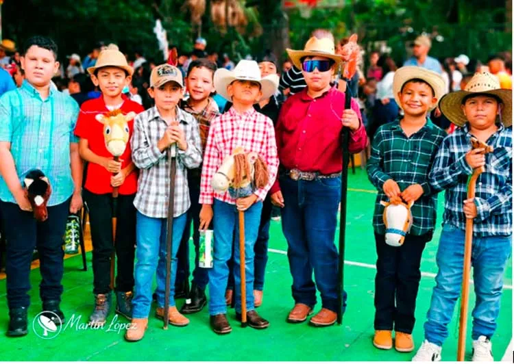 Vistoso y alegre Hípico Infantil de Caballitos de Palo 2026