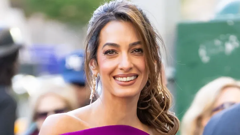 Amal Clooney recupera un vestido de archivo de John Galliano y se convierte en la protagonista de la noche