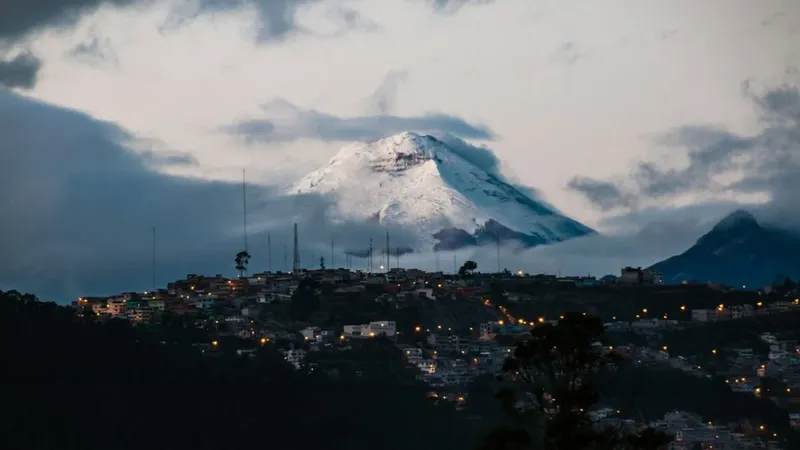 Ecuador sufrió apagones masivos por depender de una represa china que falló en la sequía, y ahora le pide a China 400 millones de dólares para construir energía solar
