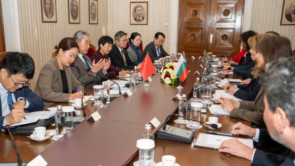 El canciller chino, Wang Yi, sostiene conversaciones en Sofía con su homóloga búlgara, Velislava Petrova