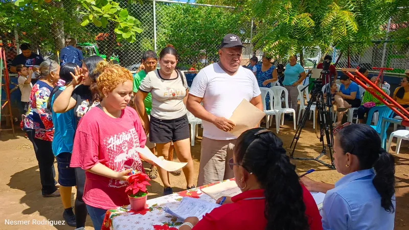 Padres de familias de Managua acuden a matrícula escolar 2027 en el Preescolar Byron Díaz