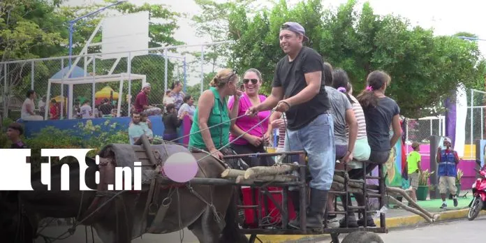 Familias y turistas disfrutan de la tradicional bajada de las varas en Moyogalpa, Ometepe